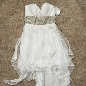 Elegant White Strapless Dress